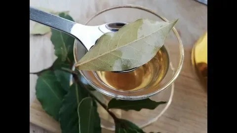 Henkilö venyttelee reisiä