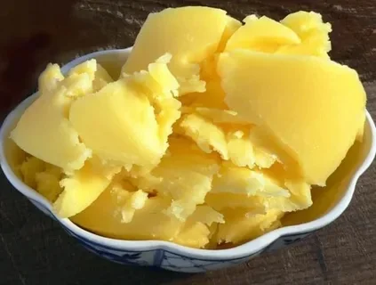 Kuntosalilla venyttelevä nainen